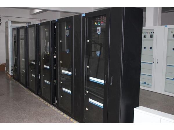 談?wù)勍ㄐ艡C房電能管理系統(tǒng)