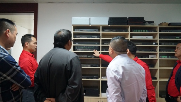 研發(fā)部經(jīng)理向電力公司專家團(tuán)介紹邁世動環(huán)監(jiān)控主機(jī)