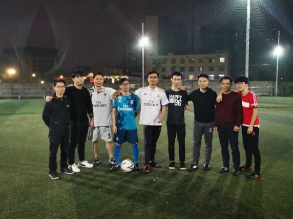 邁世足球小分隊(duì)享受運(yùn)動(dòng)，綠茵場(chǎng)上的雨夜鏖戰(zhàn)