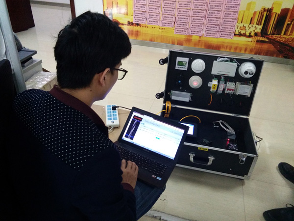 介紹一下邁世動(dòng)環(huán)監(jiān)控系統(tǒng)手提展示箱！