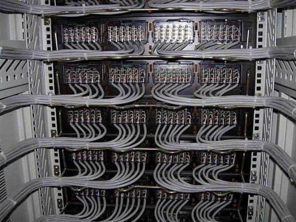 這有寫字樓網(wǎng)絡(luò)配線間監(jiān)控維護系統(tǒng)使用的監(jiān)控主機！