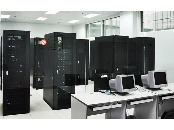 智慧校園網(wǎng)絡(luò)機(jī)房動力環(huán)境監(jiān)控方案，應(yīng)選用哪款主機(jī)？