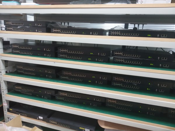 基站動(dòng)環(huán)監(jiān)控系統(tǒng)主機(jī)正在測(cè)試